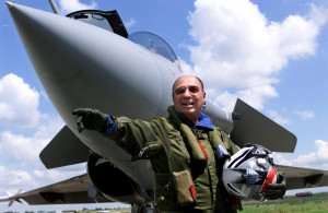 <p>FILE PHOTO: Serge Dassault, head of Dassault Aviation, waves in front of a French made Rafale at Le Bourget, France, June 11, 1999. REUTERS/Charles Platiau/File Photo</p>