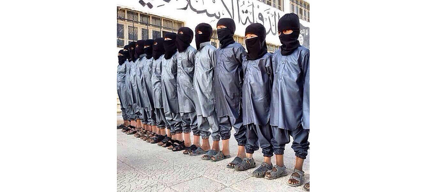 Мальчиков в Газе готовят к битве против неверных