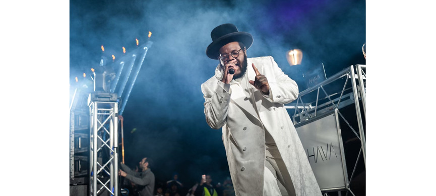 В декабре Ниссим был хедлайнером ханукального собрания в Лос-Анджелесе