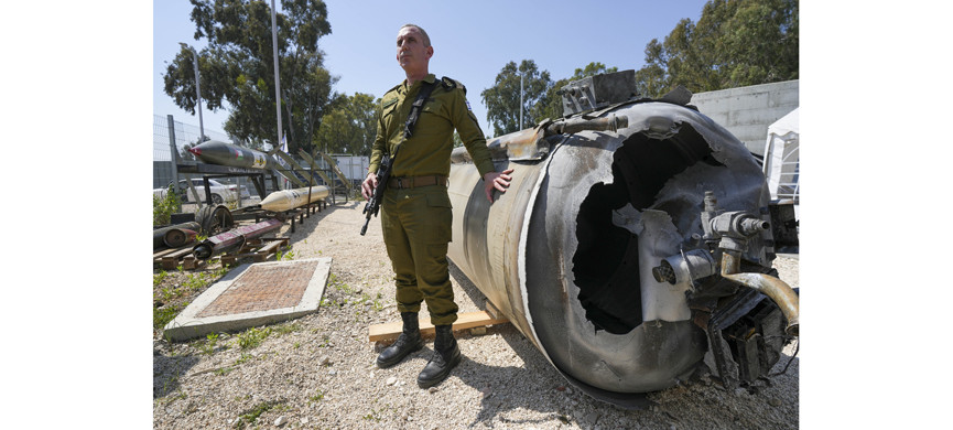 Боец ЦАХАЛа возле сбитого иранского снаряда