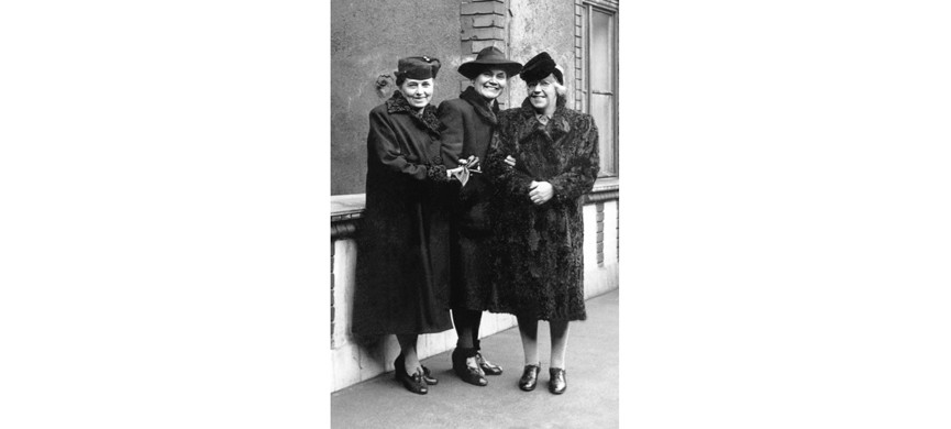 Джейн Хейнинг (справа) и Маргит Прем (в центре)