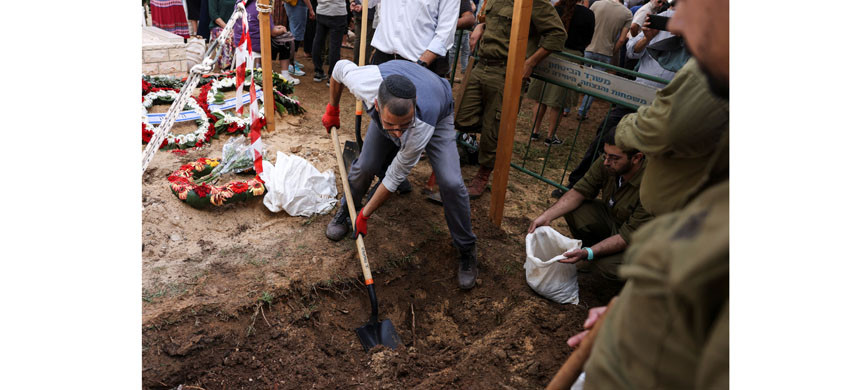 Добровольцы копают могилы для жертв ХАМСа