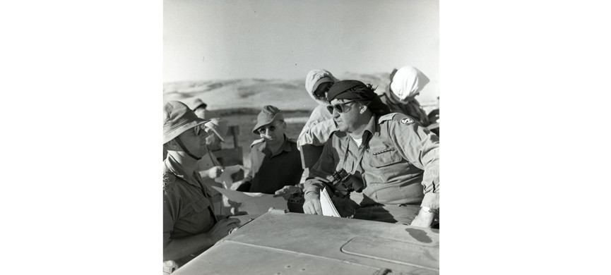 Авраам Иоффе (крайний справа) ездил на танках даже по пустыне