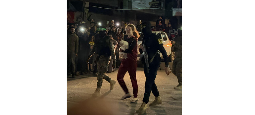 Фото девочки с собачкой в окружении боевиков облетело мир