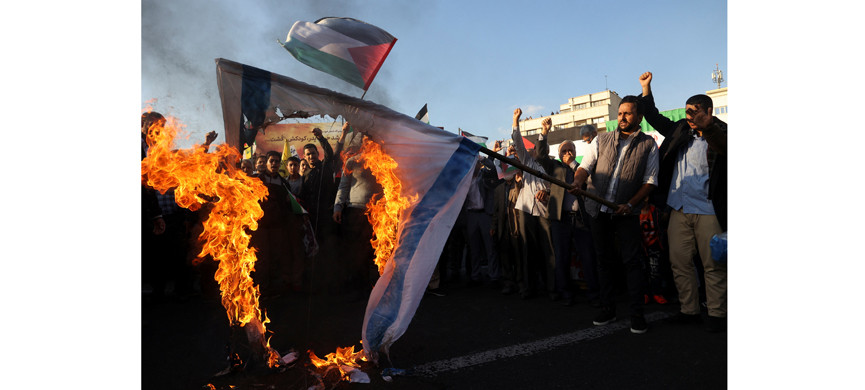 На пропалестинских митингах постоянно жгут флаги Израиля
