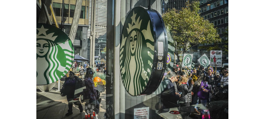 Пропалестинские активисты разгромили «Старбакс» в Сиэтле