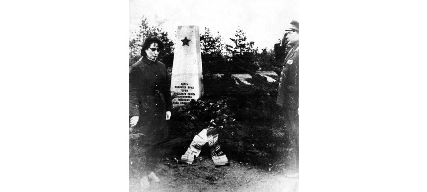 Дочь Маневича Татьяна у могилы отца