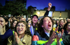 <p>People react as they watch news coverage of the release of Romi Gonen, Doron Steinbrecher and Emily Damari, three female hostages who have been held in Gaza since the deadly October 7 2023 attack, as part of a ceasefire deal in Gaza between Hamas and Israel, in Tel Aviv, January 19, 2025. REUTERS/Itai Ron. ISRAEL OUT. NO COMMERCIAL OR EDITORIAL SALES IN ISRAEL TPX IMAGES OF THE DAY</p>