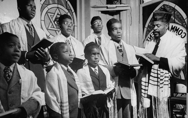 <p>Jewish African American children singing in the synagogue choir. (Photo by Leonard Mccombe/The LIFE Images Collection/Getty Images)</p>
