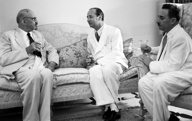 <p>AFTER THE FORMALITIES THE PRESIDENT WEIZMAN (L) MR. ESIN AND THE FOREIGN MIN. MOSHE SHARETT (R) PARTAKE OF A LITTLE REFRESHMENT.</p>