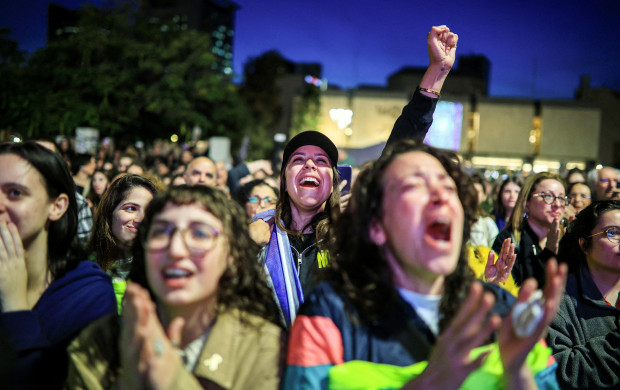 <p>People react as they watch news coverage of the release of Romi Gonen, Doron Steinbrecher and Emily Damari, three female hostages who have been held in Gaza since the deadly October 7 2023 attack, as part of a ceasefire deal in Gaza between Hamas and Israel, in Tel Aviv, January 19, 2025. REUTERS/Itai Ron. ISRAEL OUT. NO COMMERCIAL OR EDITORIAL SALES IN ISRAEL TPX IMAGES OF THE DAY</p>