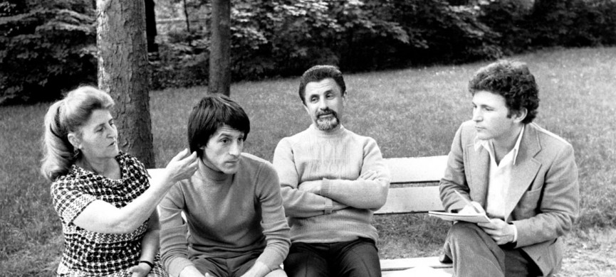 <p>Le physicien soviétique et dissident Mikhaïl Stern, 2e à droite, avec sa famille en juin 1977 à Paris, France. (Photo by Alain MINGAM/Gamma-Rapho via Getty Images)</p>