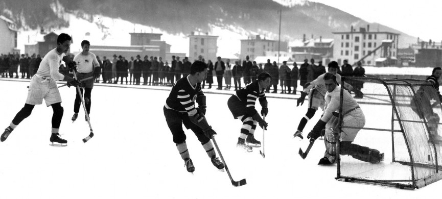 <p>Ball, Rudi Eishockeyspieler D Berliner Schlittschuh Club gegen Cambrigde 4:1 - Rudi Ball hat gerade einen Treffer erzielt - ganz links H. Br¸ck, ganz rechts Gustav J?nicke. - Dezember 1931</p>